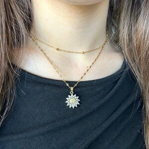 NWT sunflower necklace triple plated in 18k gold - waterproof - hypoallergenic